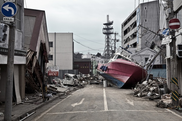 東日本大震災では津波によって内陸に流された船舶も見られた