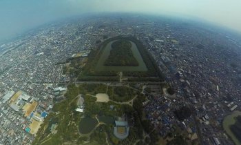 『仁徳天皇陵古墳ツアー』より、上空から見た現在の古墳