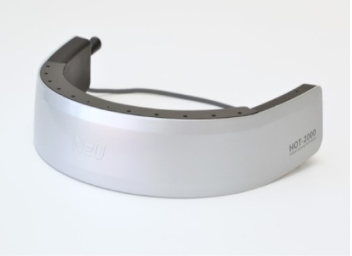  NeUが開発した携帯型脳活動測定装置「HOT-2000」 © NeU Corpotation