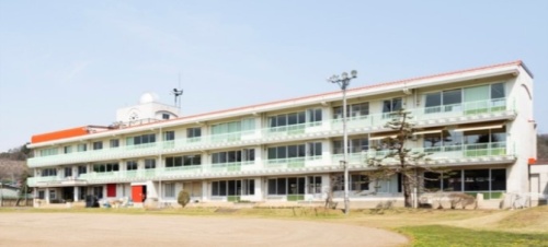 「ICT KŌBŌ」が入居する旧三水第二小学校校舎を活用した施設「いいづなコネクトEAST」