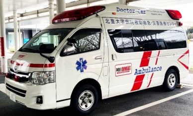 北里大学病院 救命救急・災害医療センターのドクターカーと、この映像共有システムを活用する救急現場のイメージ